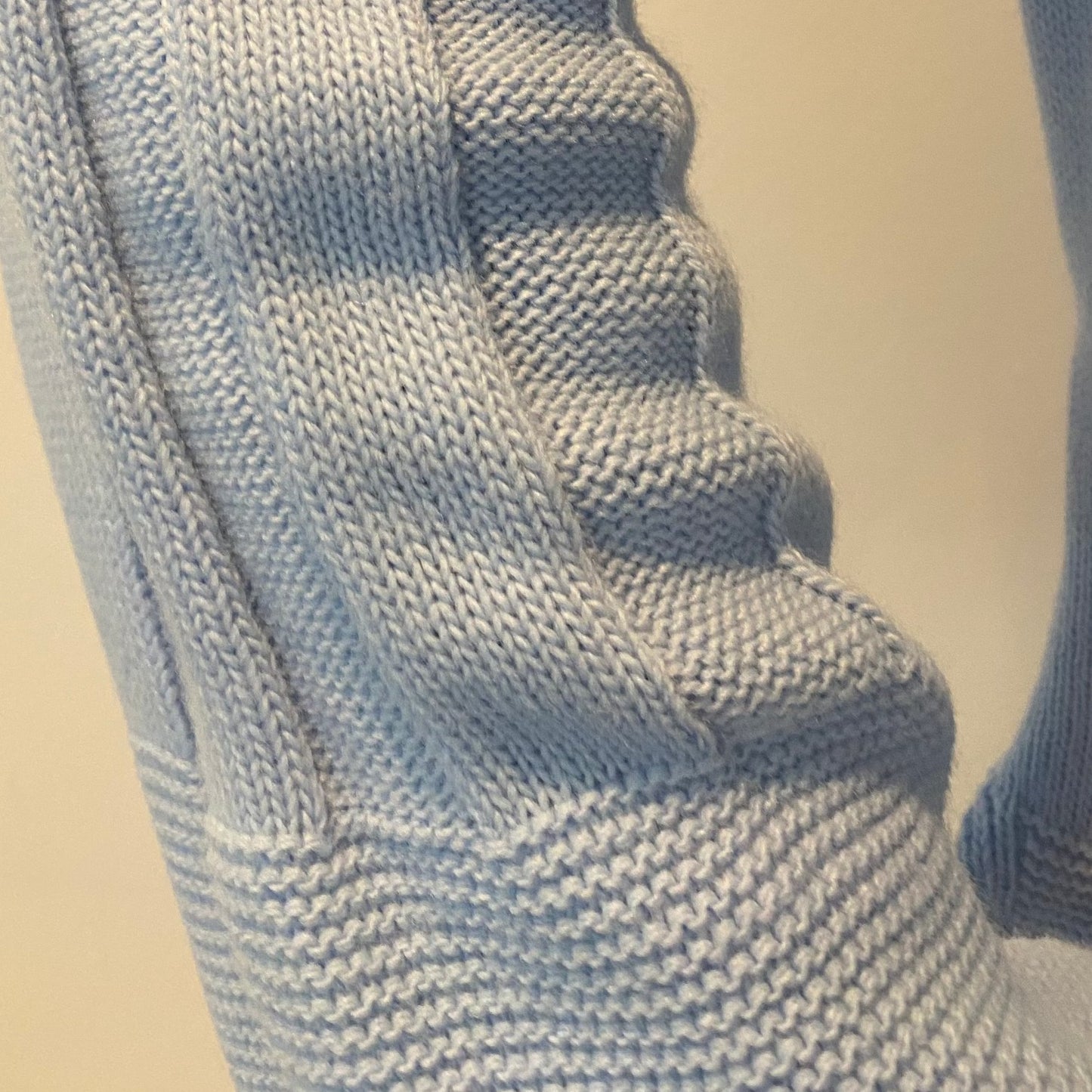 Blauwe trui met brede mouwen lichtblauw