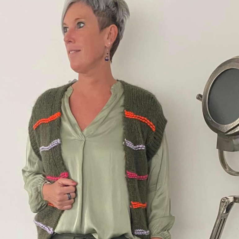 Gebreid vest khaki met strepen