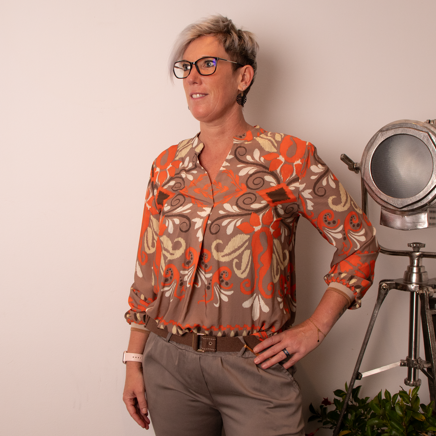 Blouse oranje/taupe/beige met V-hals