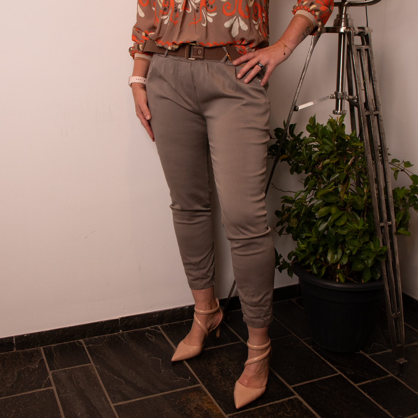 Taupe stretch broek met riem