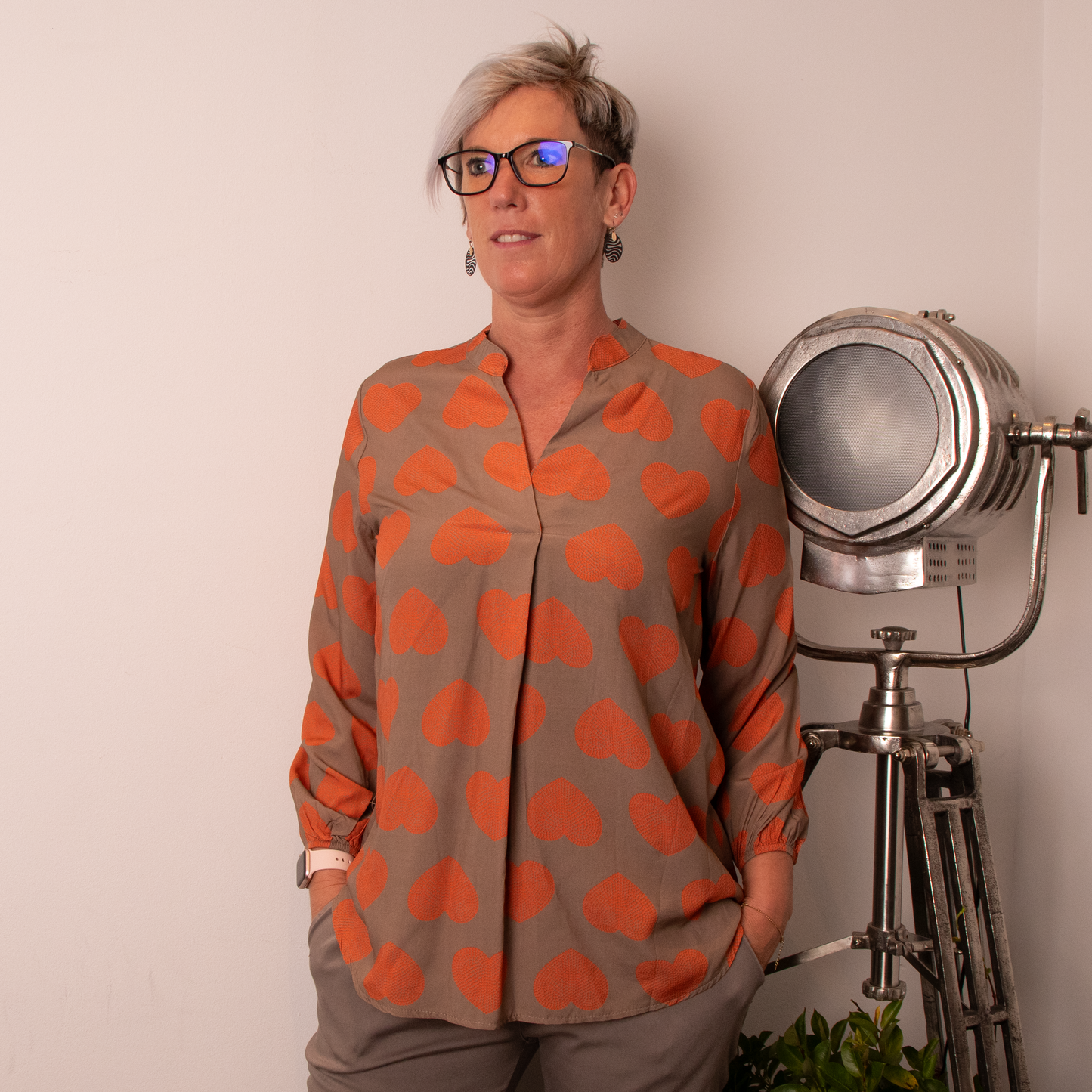 Blouse taupe/oranje met V-hals