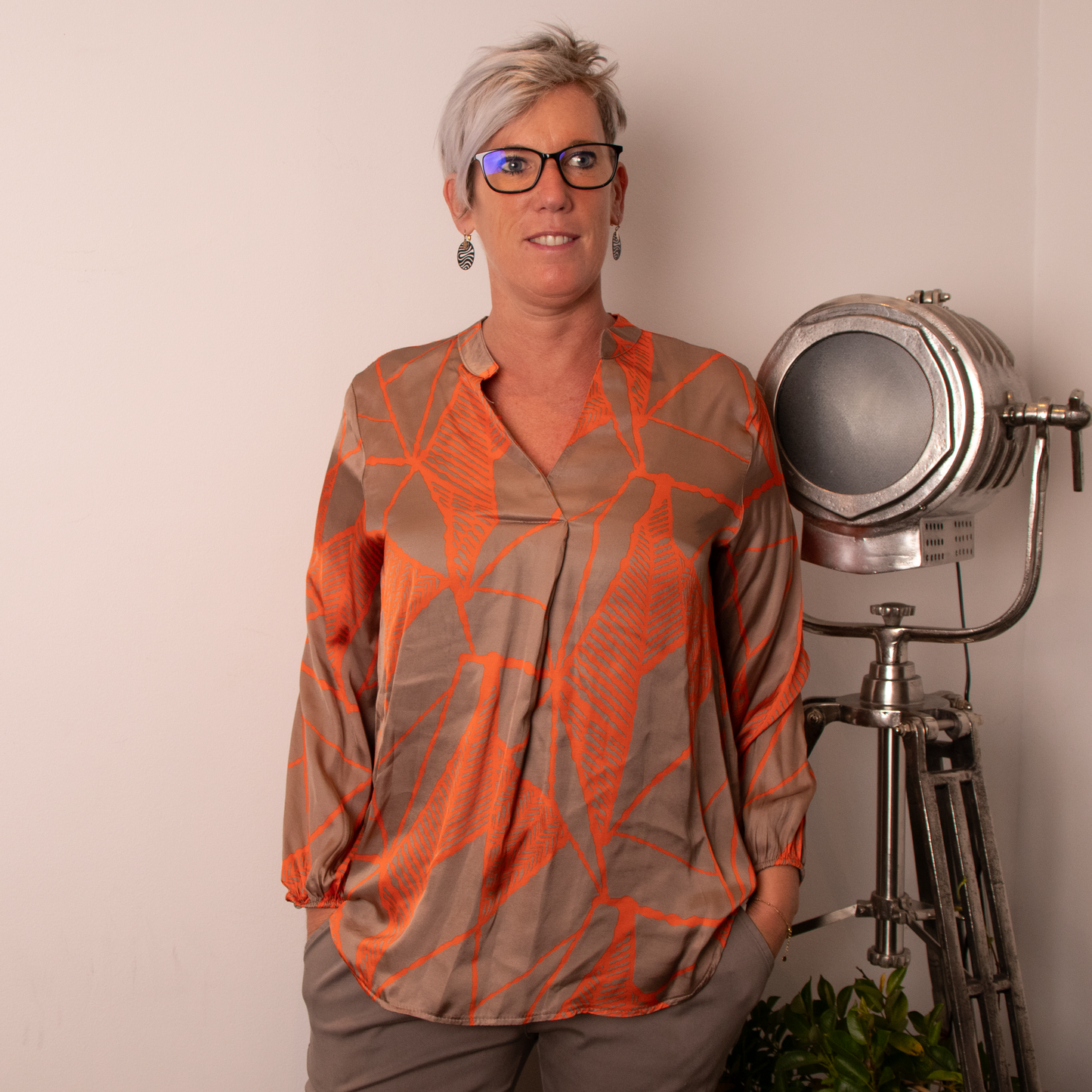 Blouse oranje/taupe met V-hals