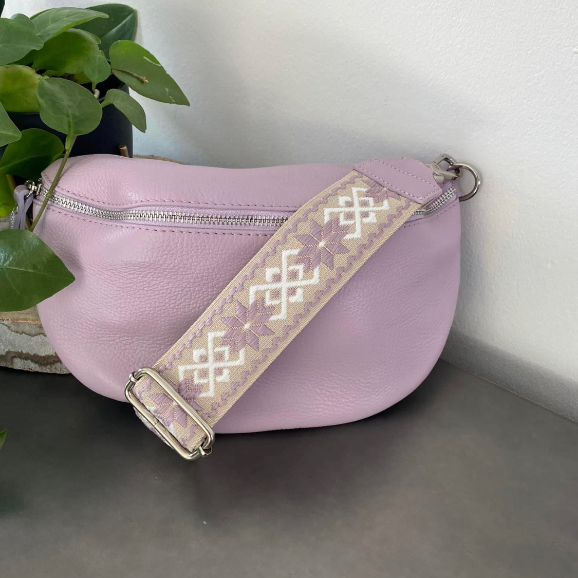 Lederen handtas lila met gekleurde riem