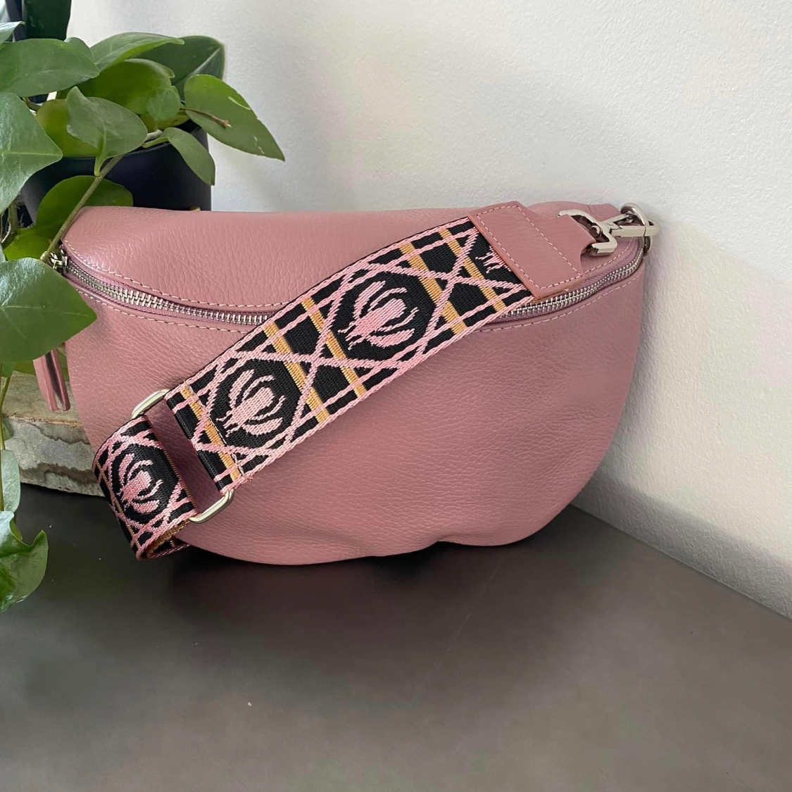 Lederen handtas oud roze met gekleurde riem