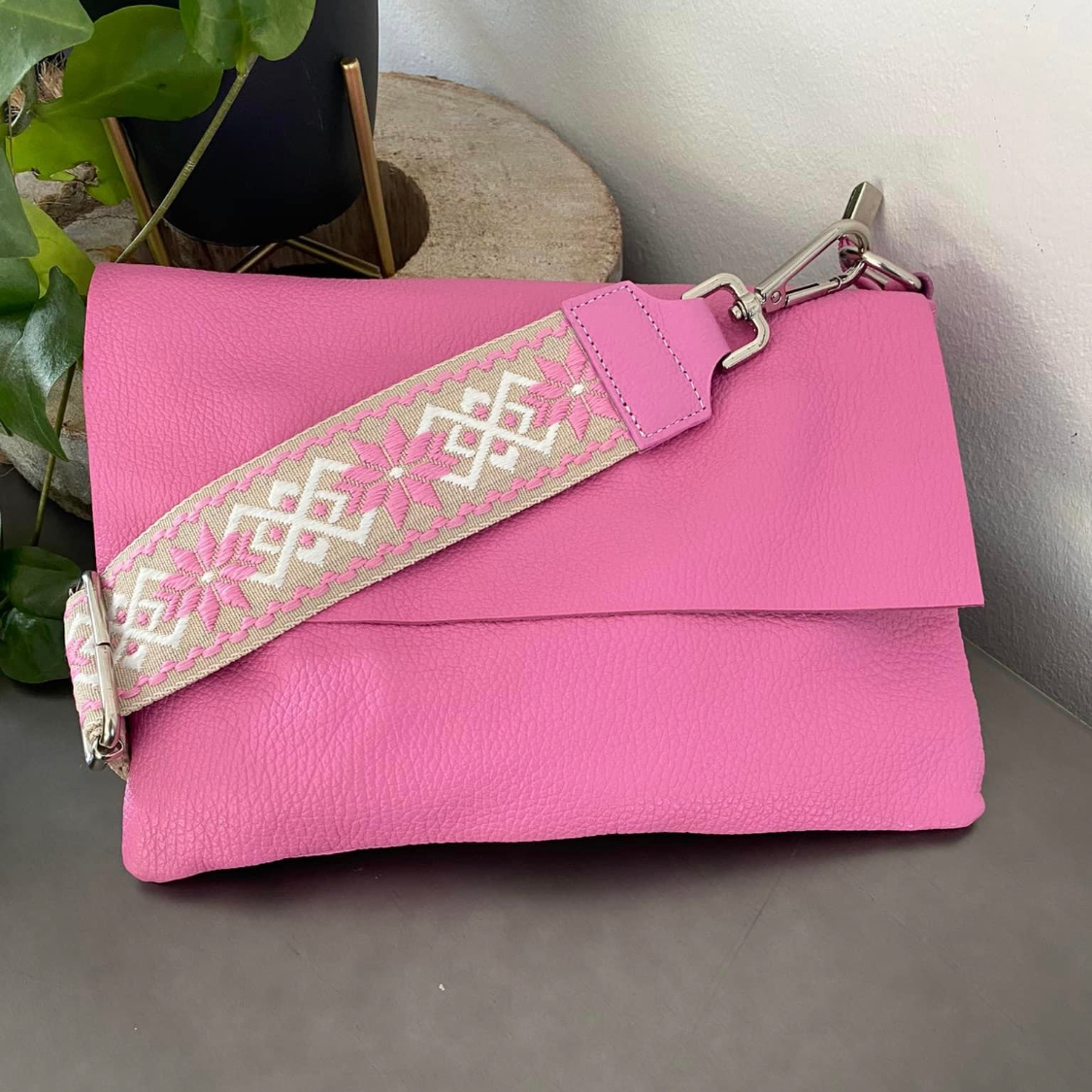Lederen handtas roze met gekleurde riem