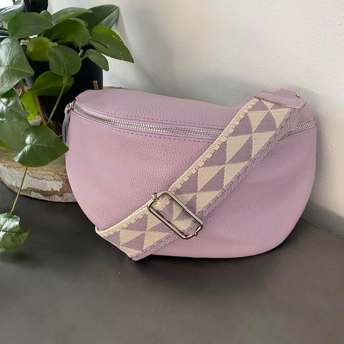 Lederen handtas lila met gekleurde riem