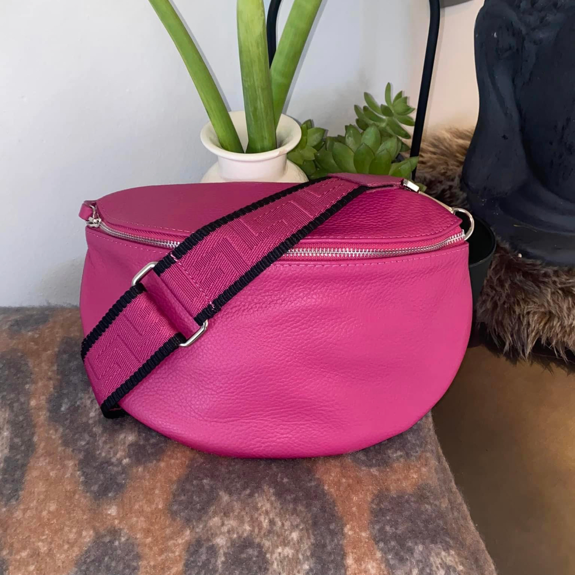 Lederen handtas fuchsia met gekleurde riem